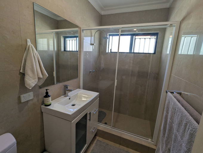 Bathroom 3, Lake Estate Stay, Swan