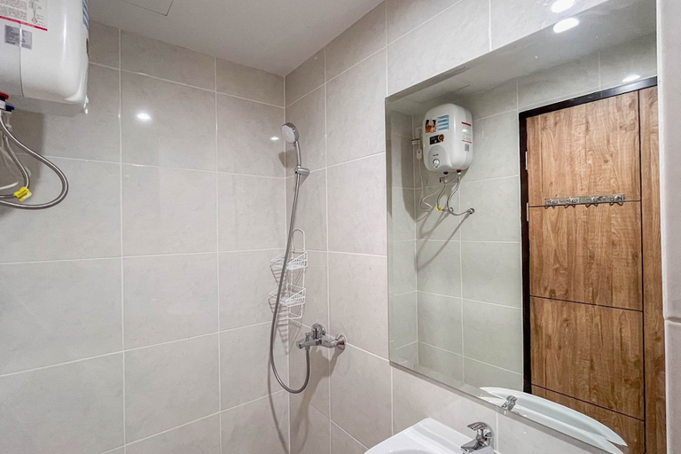 Bathroom 3, Cozy Studio Apartment Delft Ciputra Makassar, Makassar