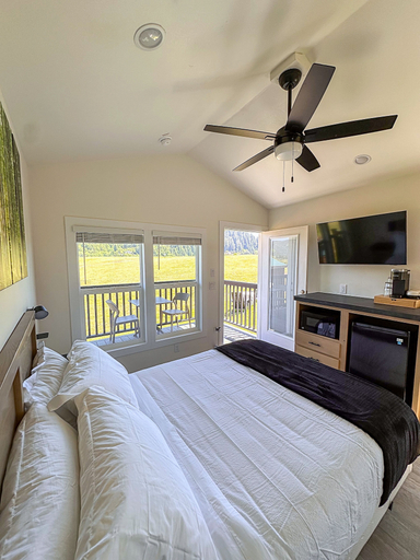 Room 2, Roam Tillamook, Tillamook