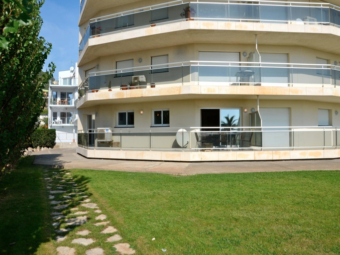 3, Beachfront Apartment in Estartit with Garden, Girona