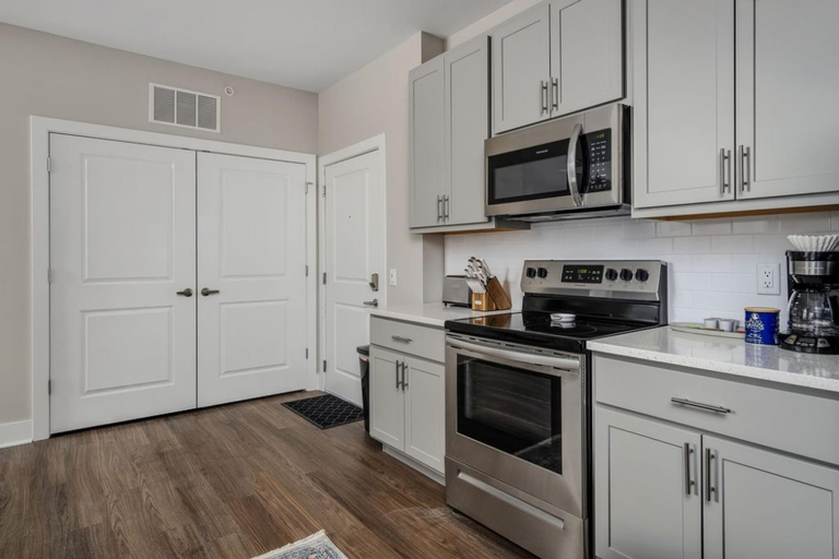 Room 5, Downtown Luxury - Top Floor 2BR at Topiary Park, Franklin