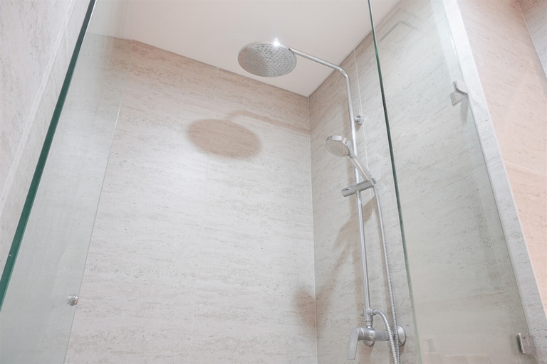 Bathroom 3, Comfort 2Br At Gold Coast Apartment, Jakarta Utara
