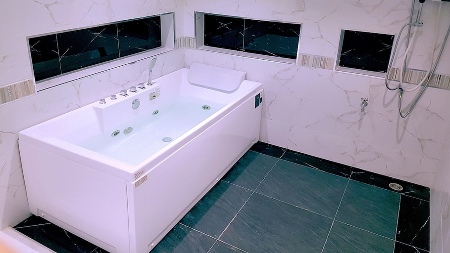 Bathroom 3, Wan Villa, Muang Phetchaburi
