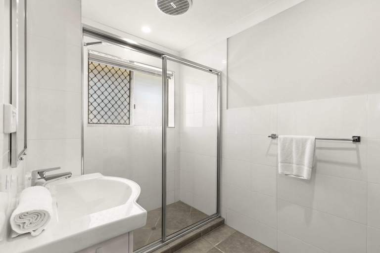 Bathroom 4, Charming 3-bed Apartment Near Local Shops, Nundah