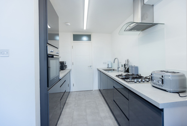 Private kitchen 5, Apartment - Sleeps 6 - Parking - Wifi, Surrey