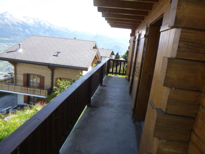2, Sunny apartment with outdoor dinning, Sion