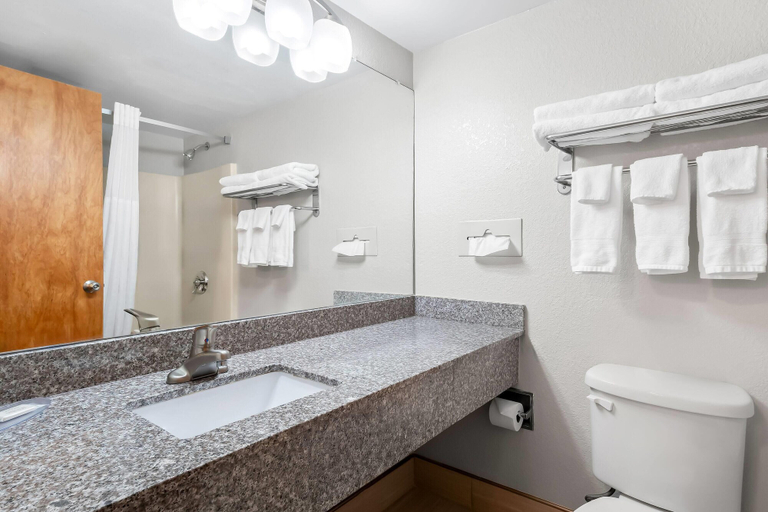 Bathroom 4, Days Inn by Wyndham Hillsdale, Hillsdale