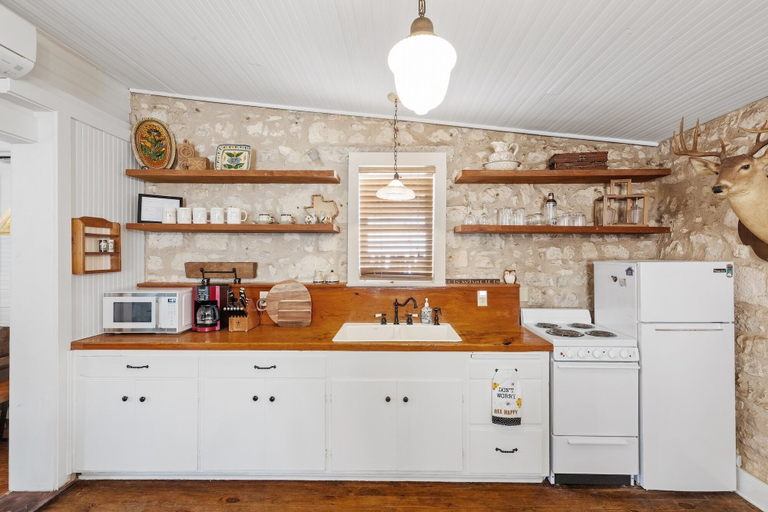Private kitchen 2, Calmbach Cottage 2 Bedroom Home by RedAwning, Gillespie