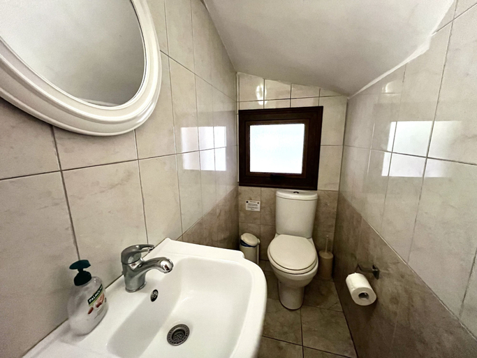 Bathroom 4, 25 AN - Pernera House