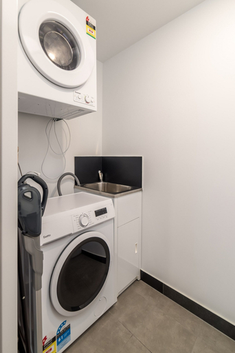 Bathroom 3, Chic 3-bed in Central With Pool, Sauna and Gym, Canberra