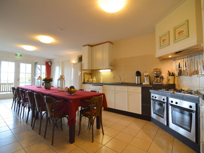 Private kitchen 4, Holiday Home in Noordbeemster With Bubble Bath, Beemster
