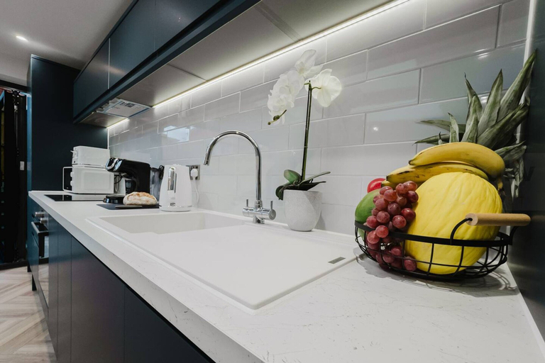Room 2, Luxury Seaside Home Parking Sleeps 8 by Adliv, Kent