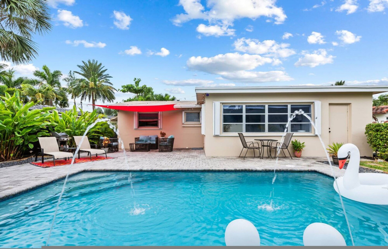 Room 5, Oasis Backyard With Heated Pool Oakland Park, Broward