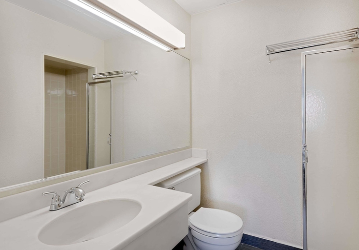 Bathroom 4, Lincoln Way Inn, Franklin