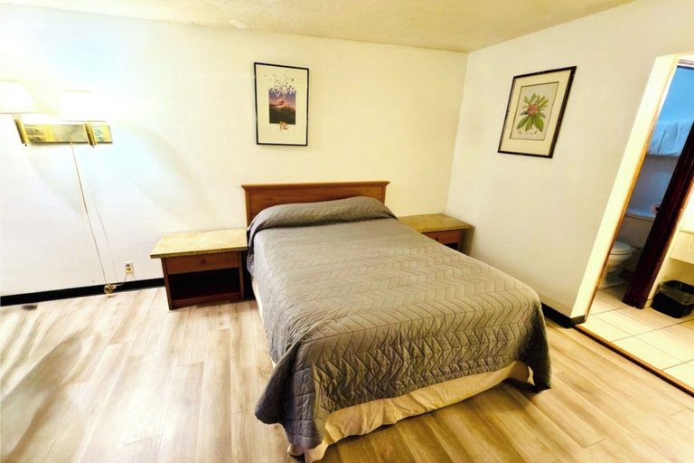 Bedroom 5, Beaverton Budget Inn, Washington