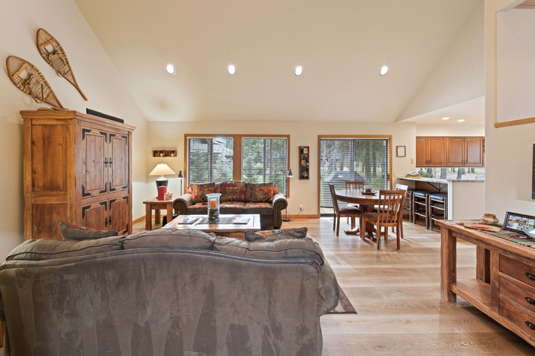 Living area 3, Summit View 5 4 Bedroom Home, Deschutes