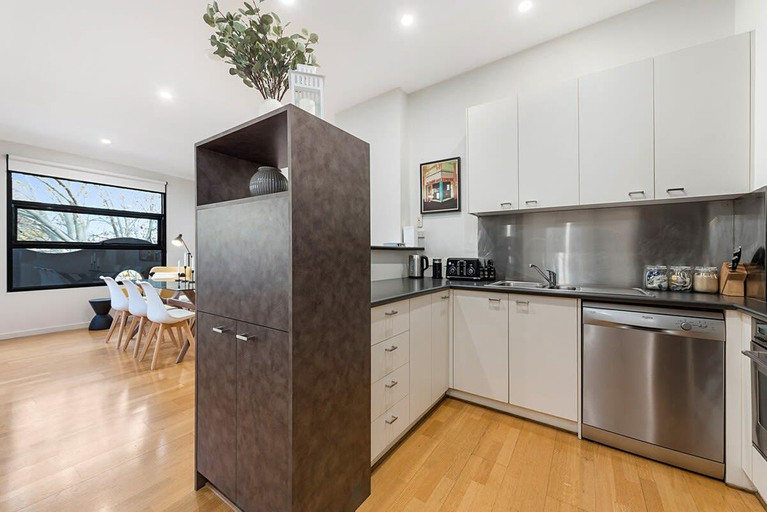 Others 5, Beautiful 2-Storey Unit with Balcony near Smith St, Melbourne