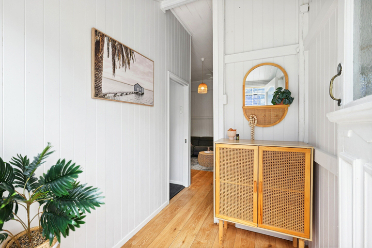 Living room 5, Tranquil 3-bed Family Home With Spacious Backyard, Nundah
