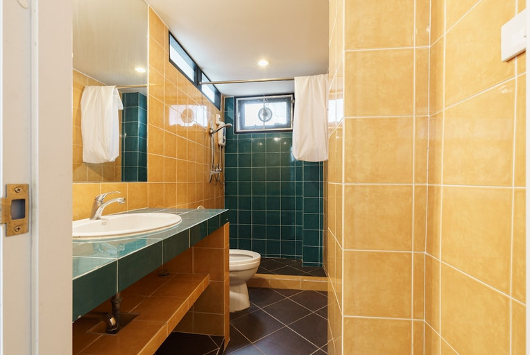 Bathroom 3, 99 Hostel, Phra Nakhon
