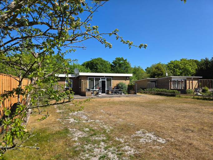 Garden 2, Bungalow for 6 persons with a very spacious south-facing garden., Texel