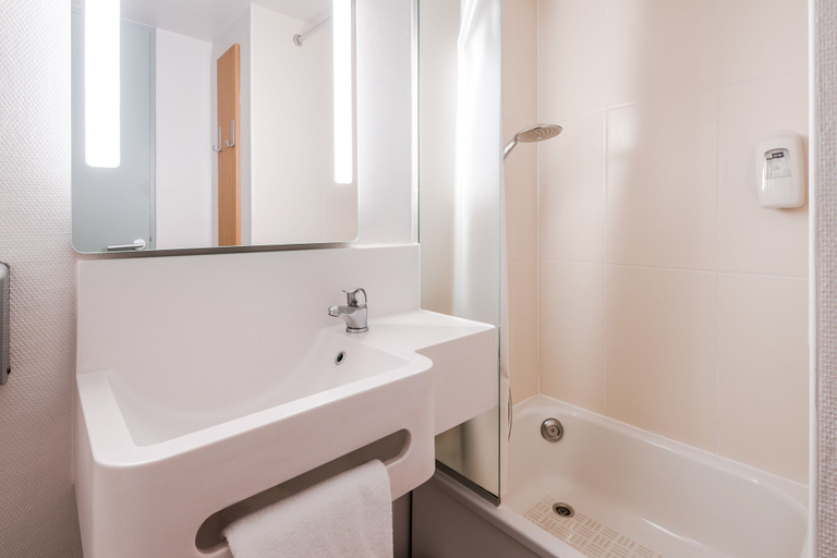 Bathroom 4, B&B HOTEL St Nazaire Trignac, Loire-Atlantique