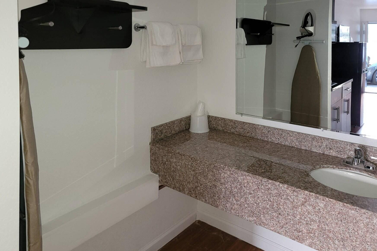 Bathroom 5, Rodeway Inn & Suites Rancho Mirage - Palm Desert Area, Riverside