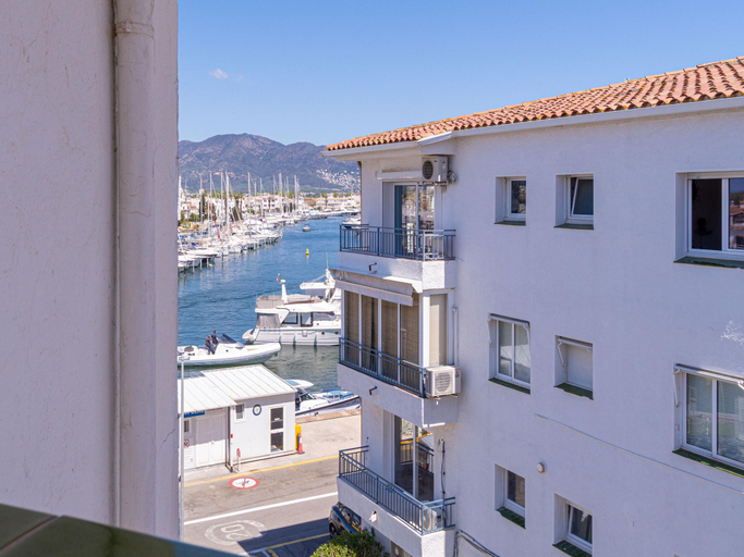 5, Villa in Empuriabrava with Pool  Canal Access, Girona