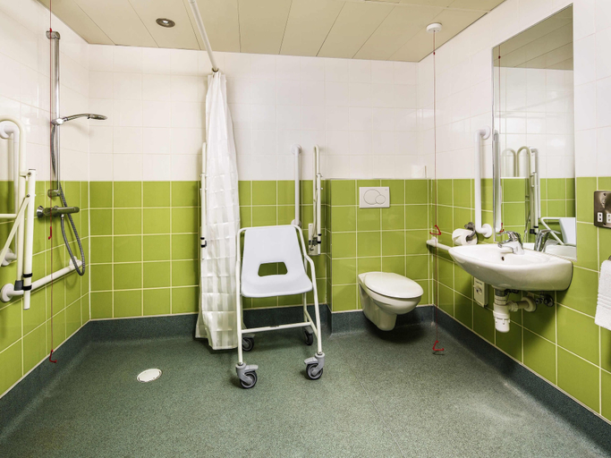 Bathroom 3, ibis budget Southampton Centre, Southampton