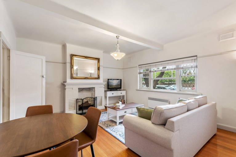 Living room 2, Charming 2-bed Apartment With Fireplace & Parking, Melbourne