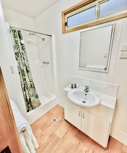 Bathroom 5, Kanasta Caravan Park, Melbourne