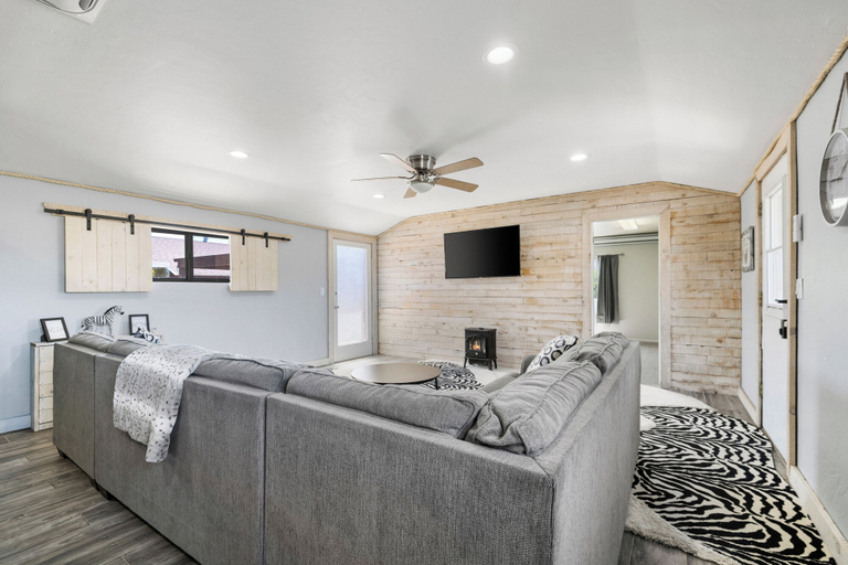 Room 5, Zebra Retreat Compound, Yavapai