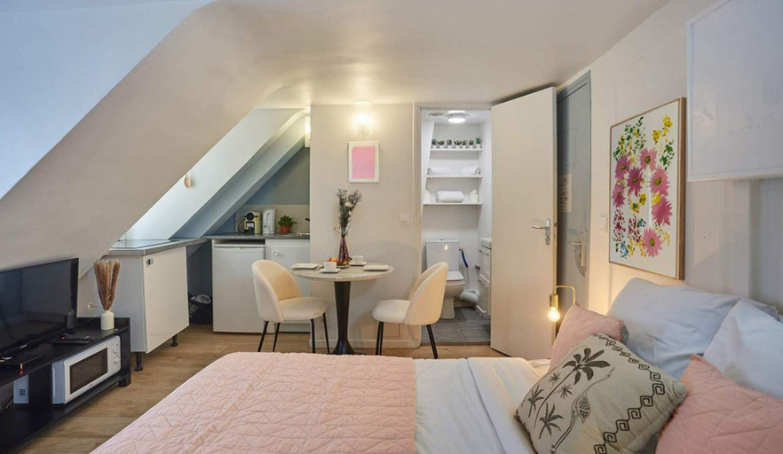 Room 4, Lovely Studio Place Vendome Opera, Paris