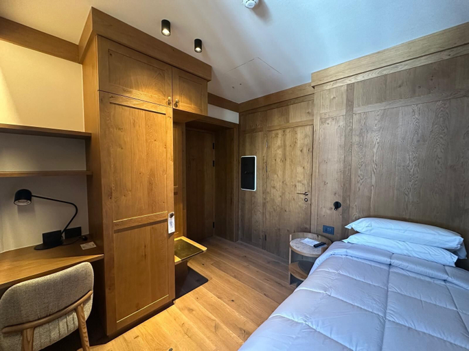 Bedroom 3, Hotel Serena, Belluno