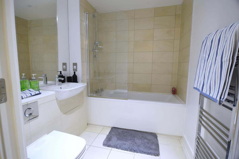 Bathroom 2, Near Excel - Wifi - Parking - Pets - Sleeps 5, London
