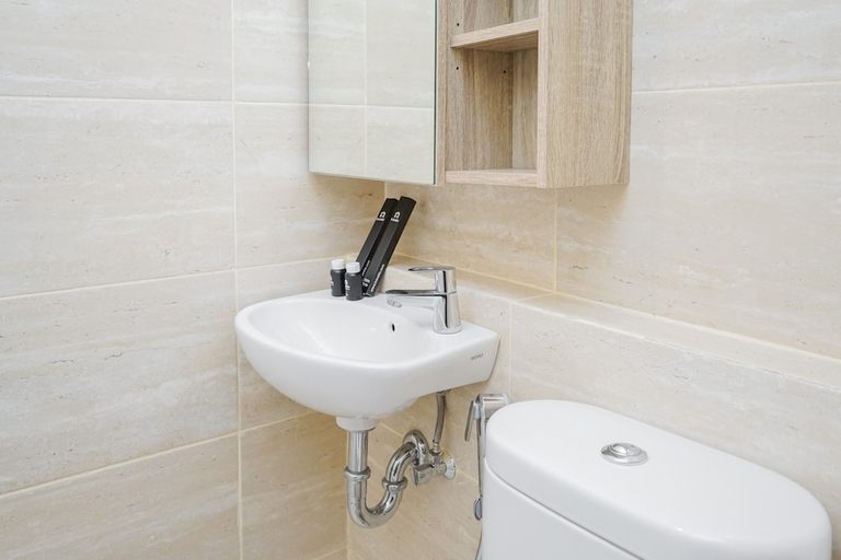 Bathroom 3, Comfy and Tranquil Studio Apartment Springwood Residence, Tangerang