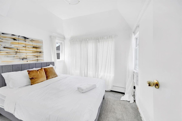 Room 5, Luxury 5 BR Home Free Parking, Westchester