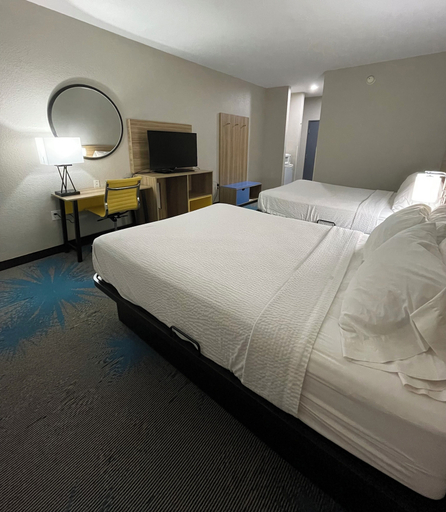 Bedroom 3, Days Inn by Wyndham Jefferson City, Cole