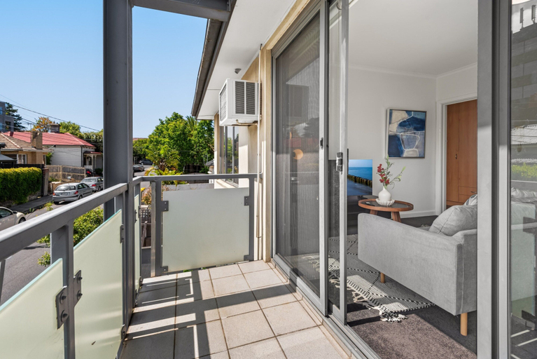 Balcony, Cosy 1-bed Balcony Unit in Quiet Street by Shops, Melbourne