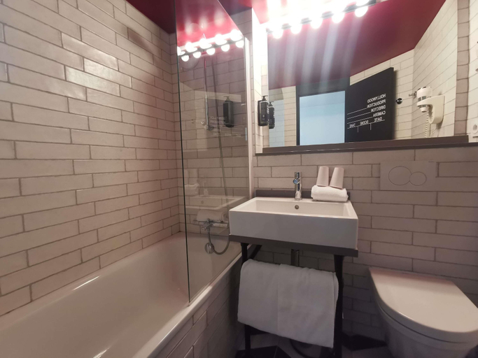 Bathroom 5, ibis Styles Paris Saint Denis Plaine, Seine-Saint-Denis