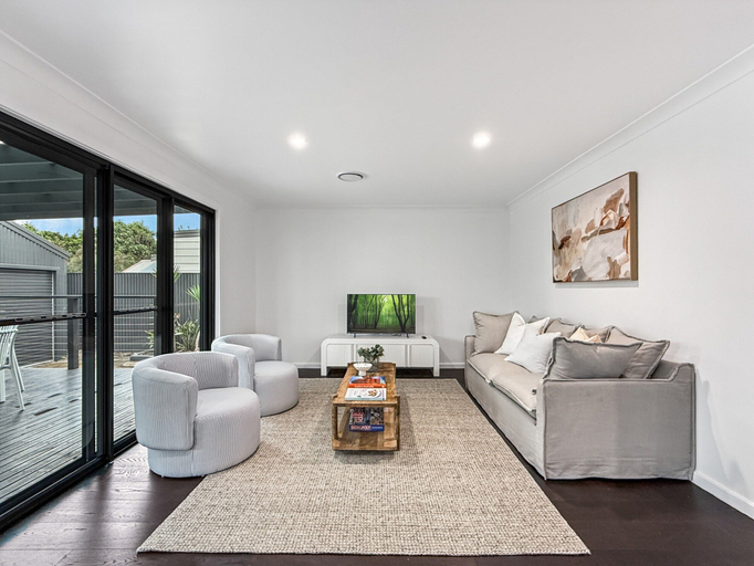 Living room 2, Spacious 3-bedroom Home With Private Pool & BBQ, Newcastle - Inner City