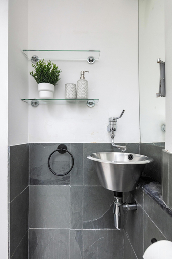 Bathroom 2, Chic 1BR by Goodge Street Station, London