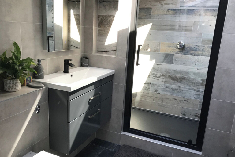 Bathroom 3, 1-bed Apartment Sleeps 2 - Patio -bbq - Hot Tub, Cornwall