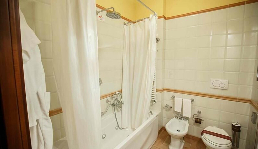 Bathroom 5, Grand Hotel Vigna Nocelli, Foggia
