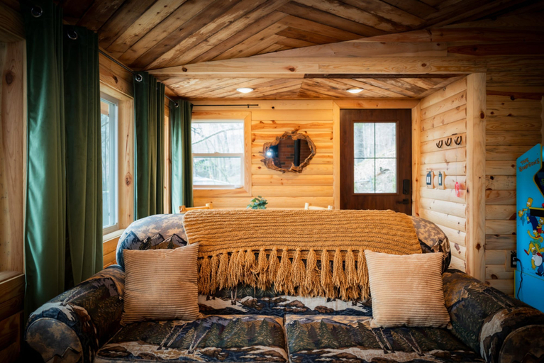 Room 5, Lakefront Hilltop Cabin Hot tub Firepit, Morgan