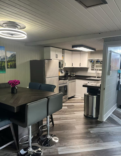 Room 4, Lakefront-nestled in Nirvana, Morgan