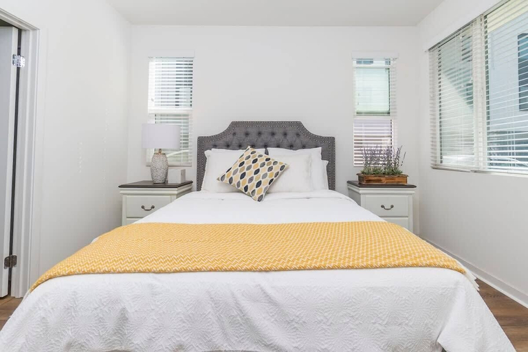 Room 2, Central Location Cozy Private Bedroom w Bathroom, Orange
