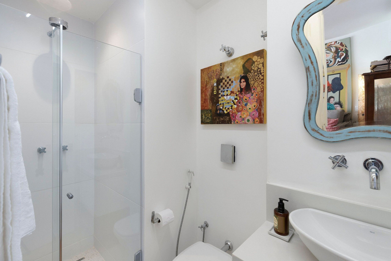 Bathroom 2, Leblon | Vista para a Lagoa e Mar, 5 min da praia - por Casapē Rio, Rio de Janeiro