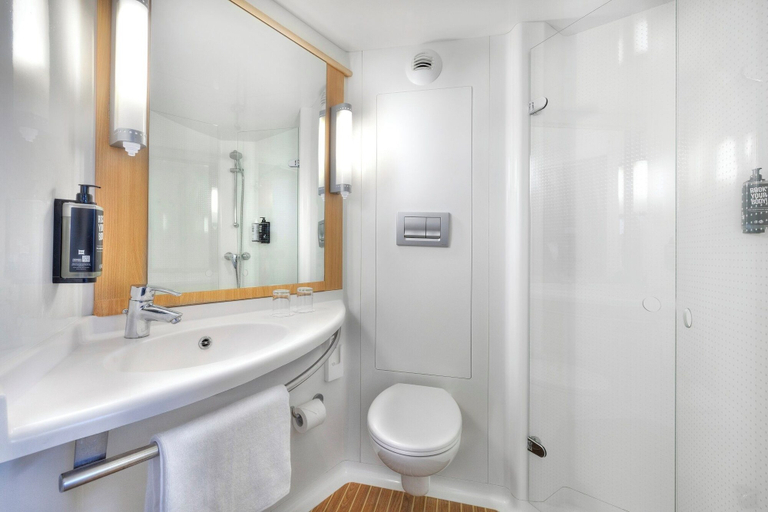 Bathroom 4, ibis Brighton City Centre - Station, Brighton and Hove