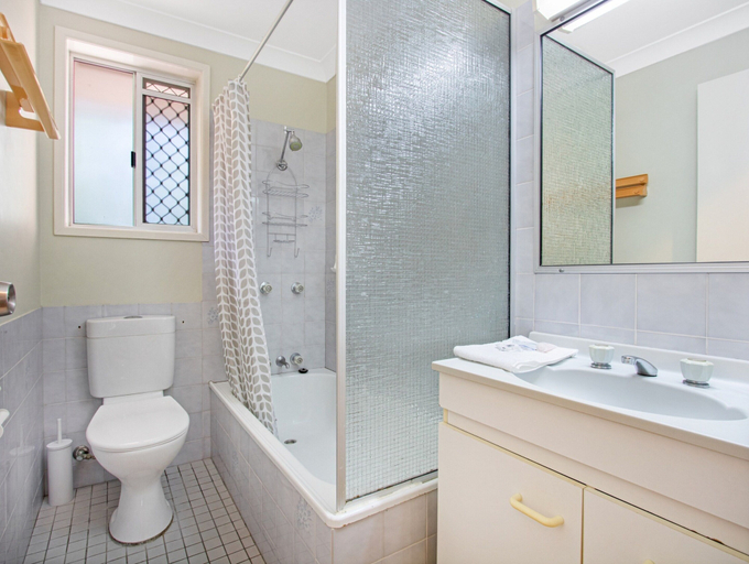 Bathroom 3, Relaxing Townhouse Steps from the Beach, Hervey Bay - Pt A