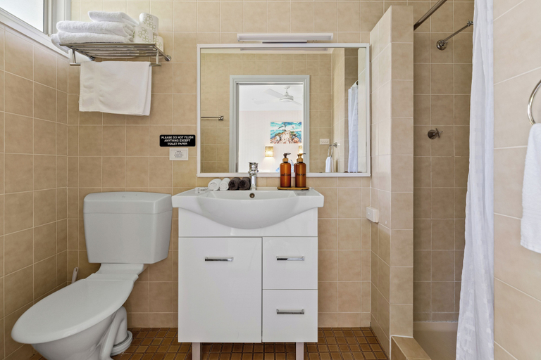 Bathroom, Lorhiti Apartments, Lord Howe Island